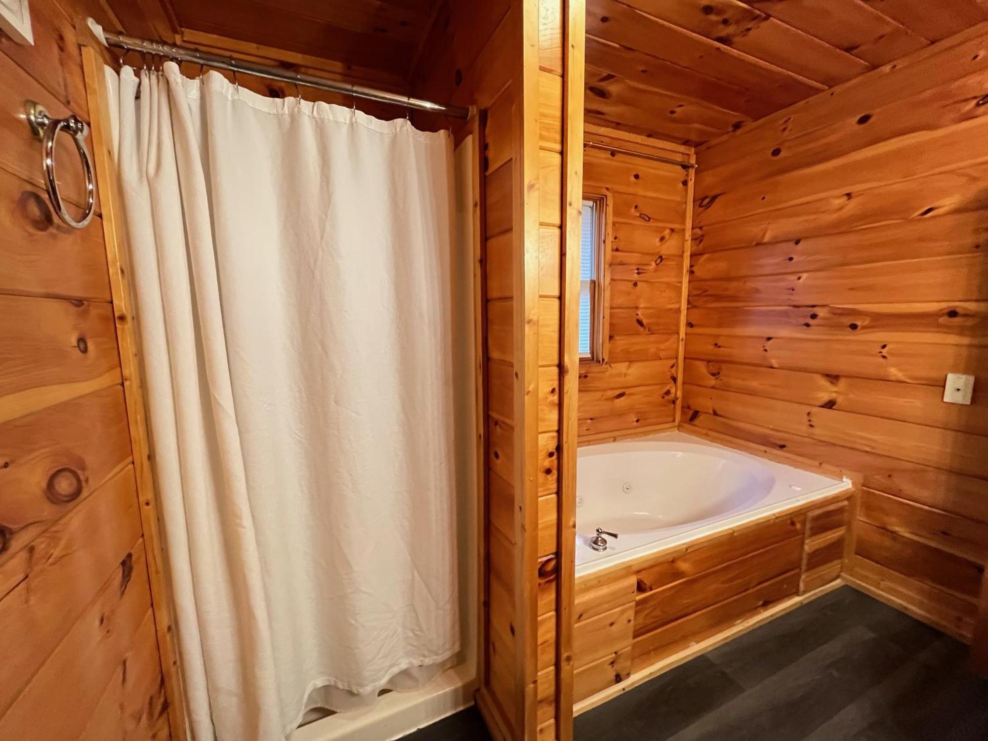 Smokey Mountain Retreat, Hot Tub, Game Room, Sleeps 8! Gatlinburg Exterior foto