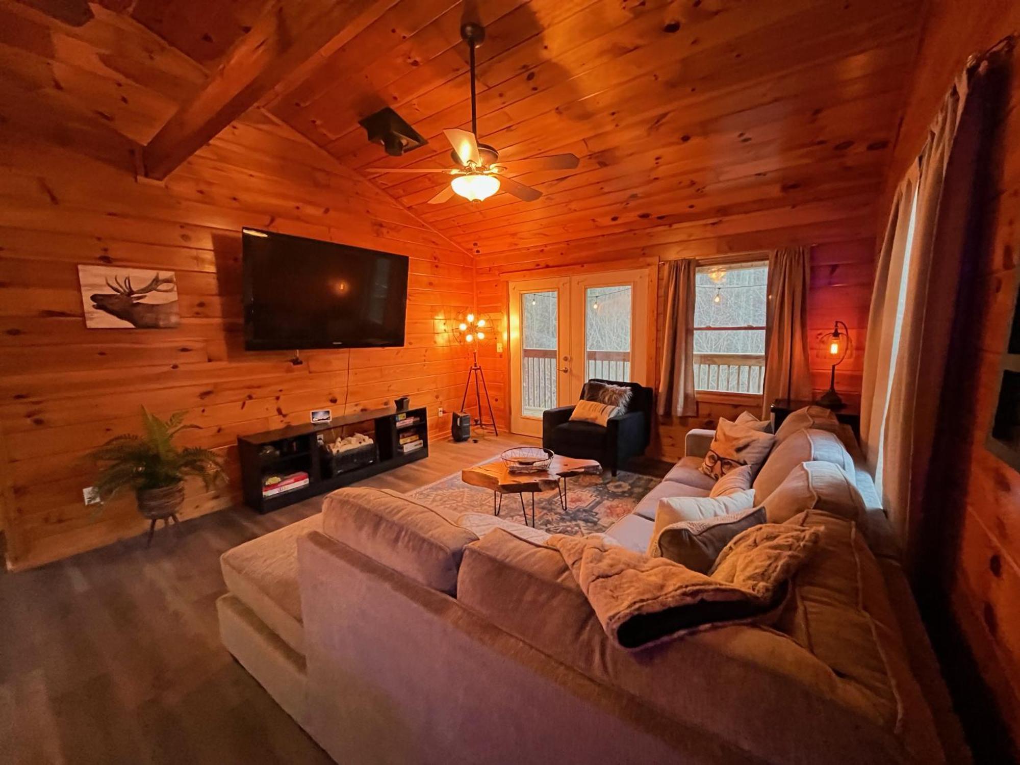 Smokey Mountain Retreat, Hot Tub, Game Room, Sleeps 8! Gatlinburg Exterior foto