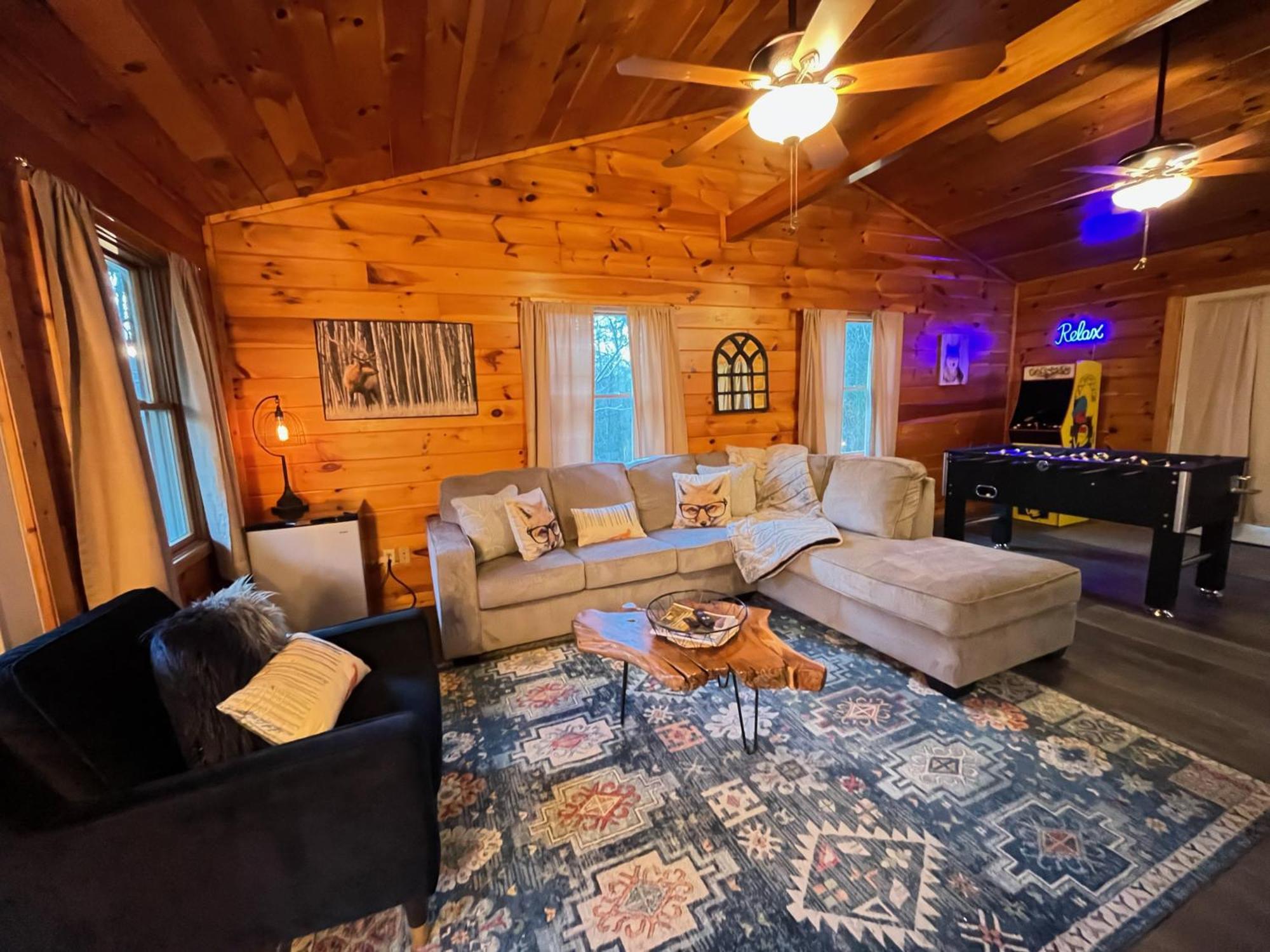 Smokey Mountain Retreat, Hot Tub, Game Room, Sleeps 8! Gatlinburg Exterior foto