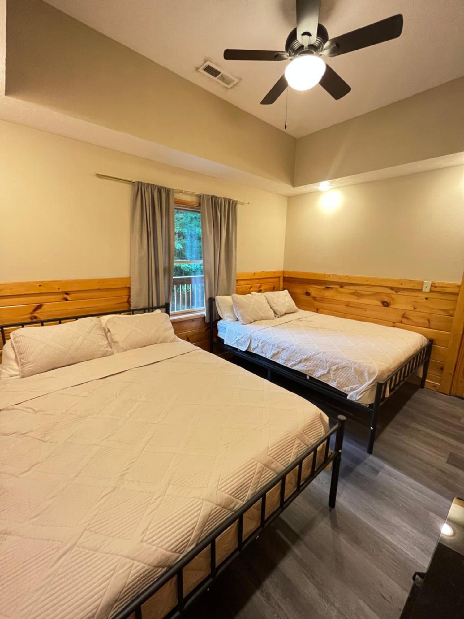 Smokey Mountain Retreat, Hot Tub, Game Room, Sleeps 8! Gatlinburg Exterior foto